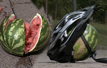 Aus Film: Melone fällt auf Pflastersteine. Mit und ohne Helm